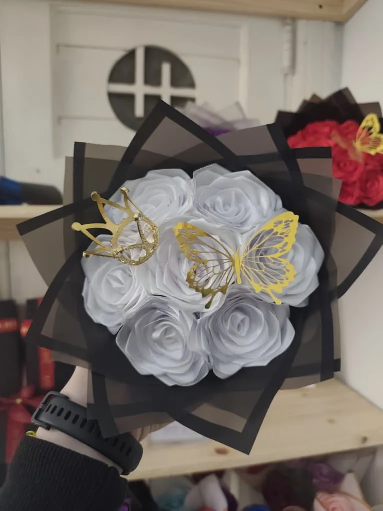 Ramo de 7 rosas con mariposas y Mini Corona