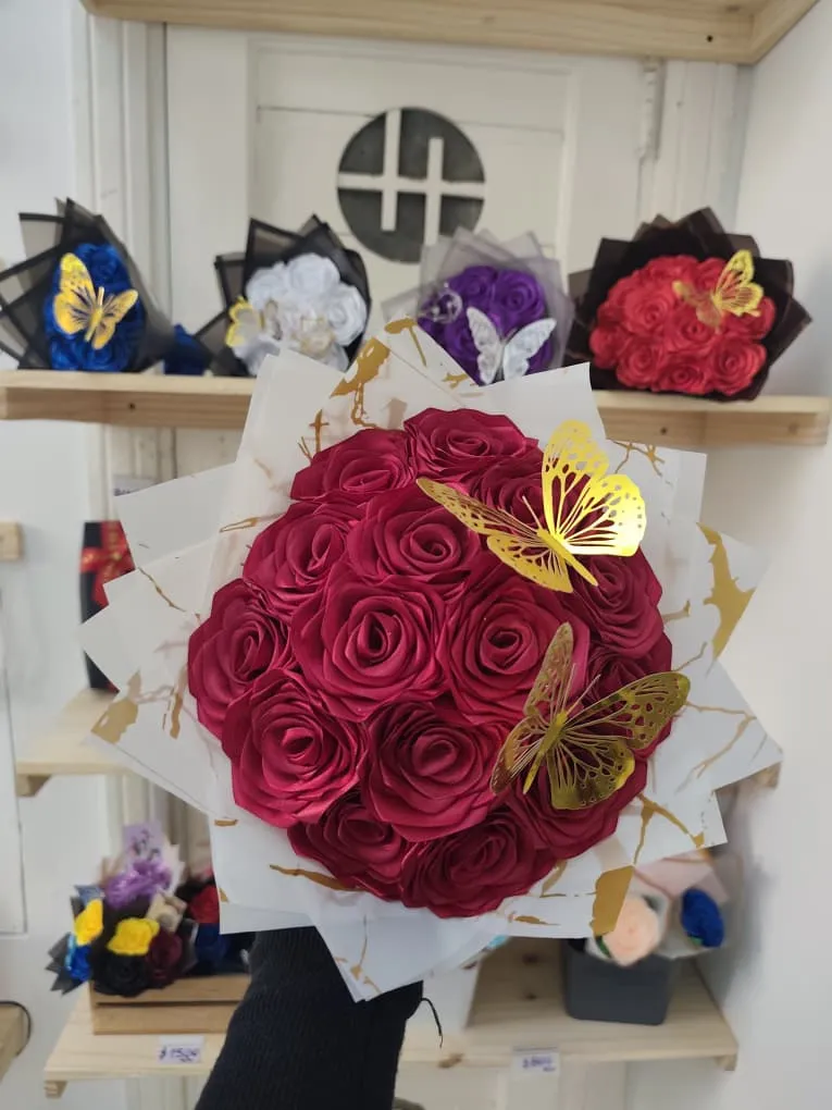 Ramo 15 rosas con 2 mariposas