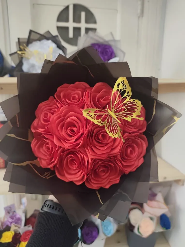 Ramo de 10 rosas con mariposa