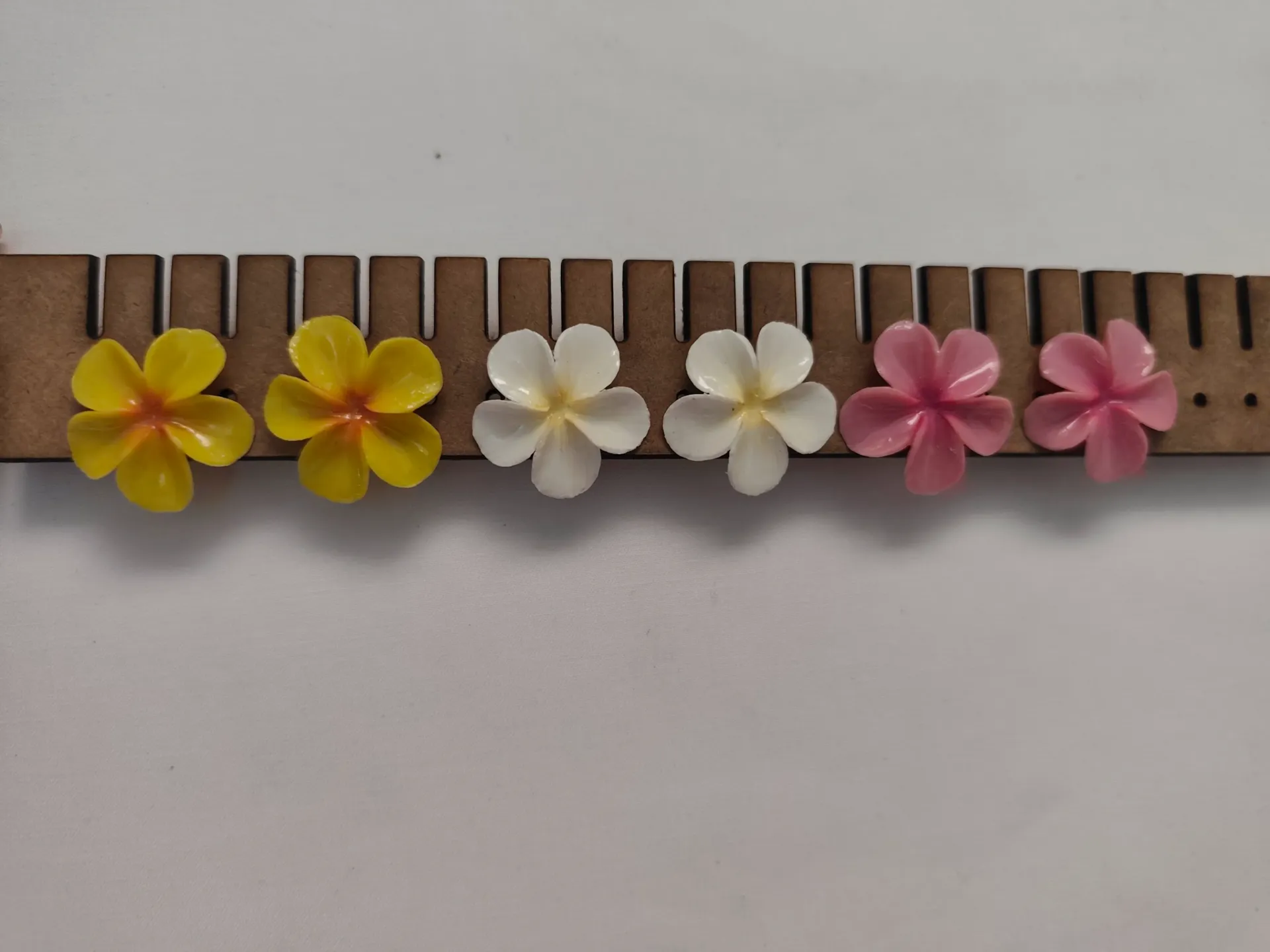 Aretes Plumerias (Blanco)