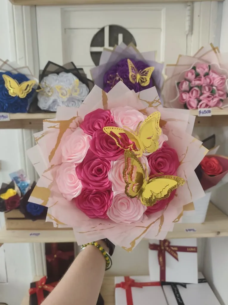 Ramo de 12 rosas con 2 mariposas