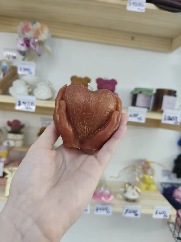 [NR008] Vela corazón manos