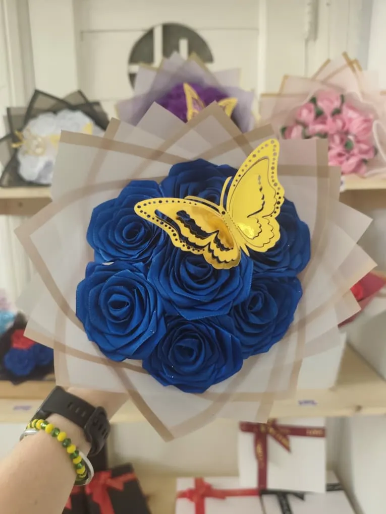 Ramo de 7 rosas con mariposas
