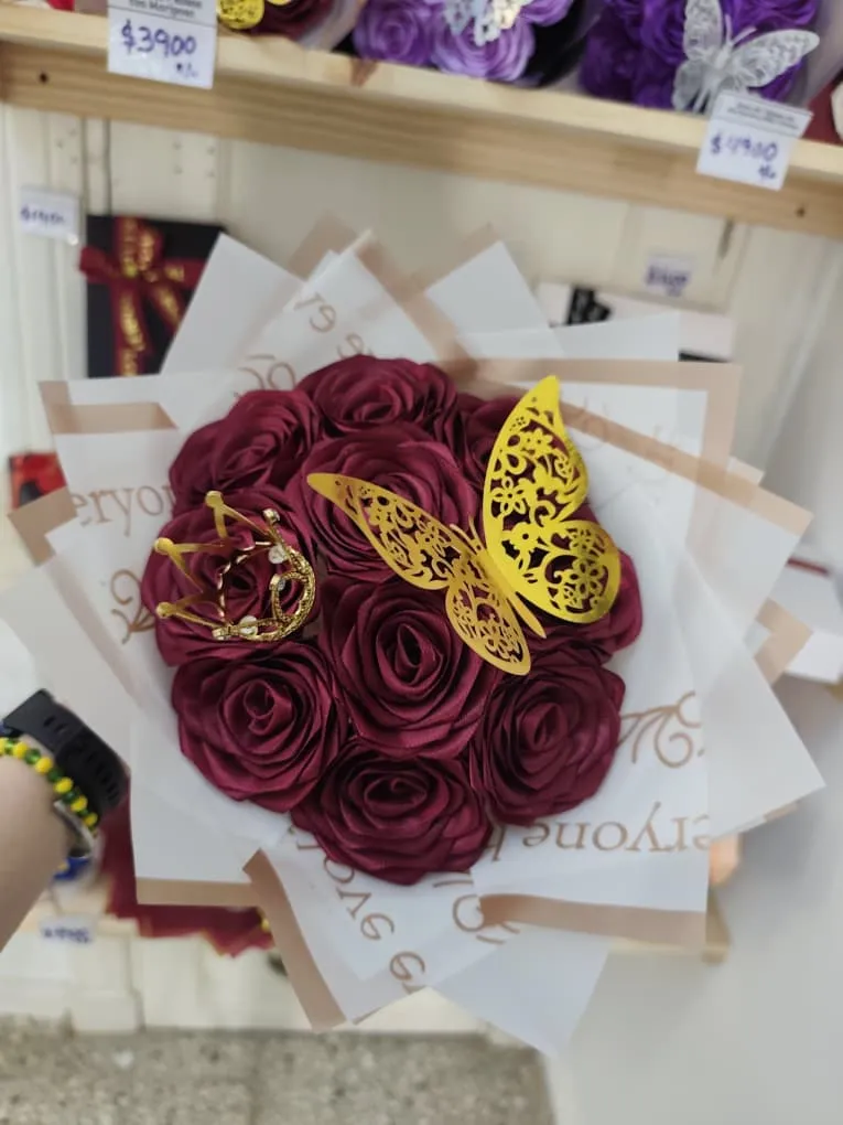 Ramo de 10 rosas con mariposa y mini corona