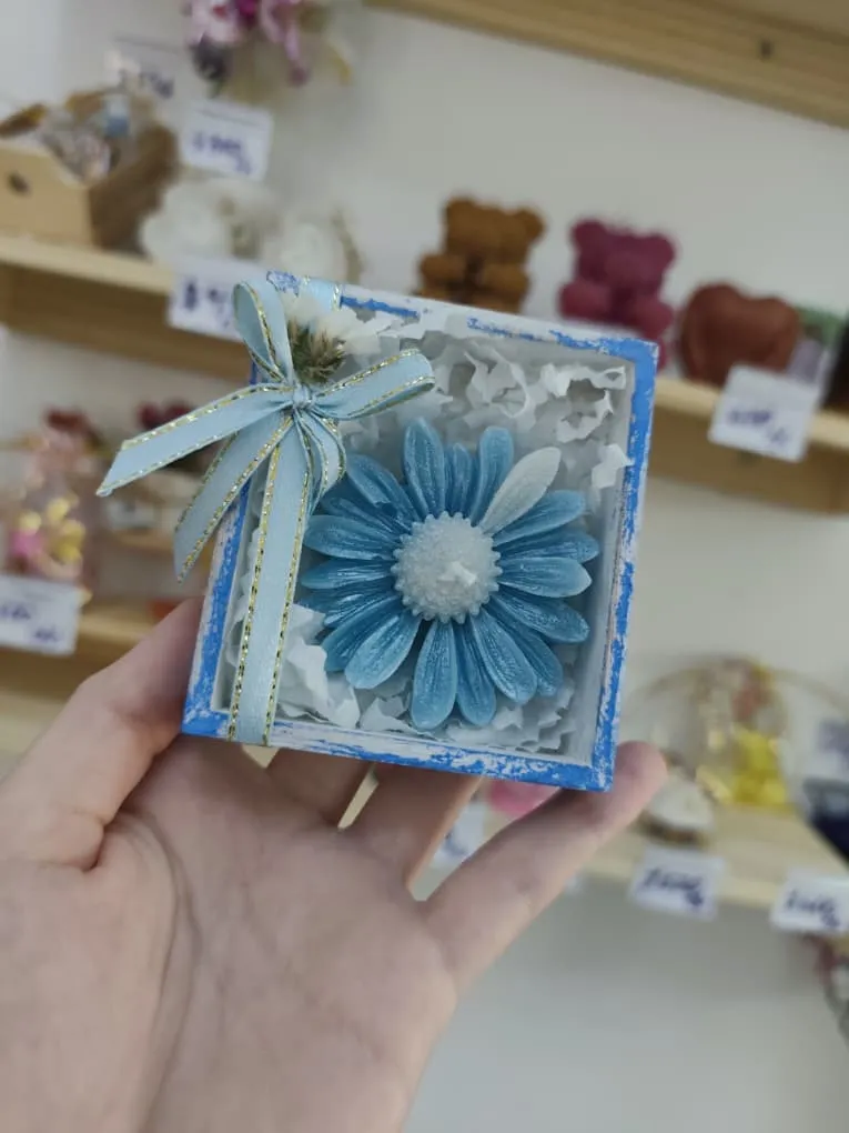 Vela margarita en caja de madera (Azul)