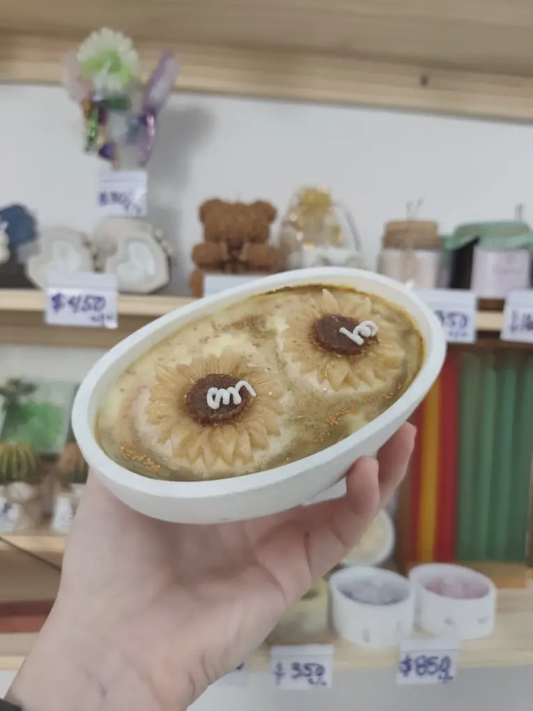 Vela canoa con girasoles